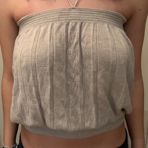 Dagmar topp - Sjukt snygg och trendig bandeau topp från Dagmar! Den är i storlek s men är stretchig och luftig. 