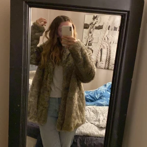 Pälsjacka - Jättefin pälsjacka som ej kommer till användning💓 Står att det är storlek XL men är lite oversized på mig som har M. Så skulle säga att den passar för alla som har mellan M-XL beroende på hur man vill att den ska sitta☺️