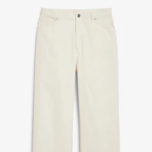  beiga jeans från H&M - Passar perfekt för tjejer över 170. Inte alls använda. 