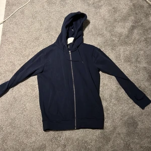 Zip Hoodie - Blå zip hoodie från Jack & Jones. Storlek M. 9/10 i skick, använd fåtal gånger
