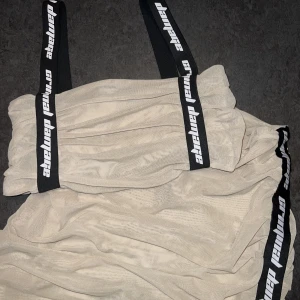 Set från criminal damage  - Använt 1 gång, strl 36 på toppen och 38 på kjolen. Hör av er vid fler frågor!