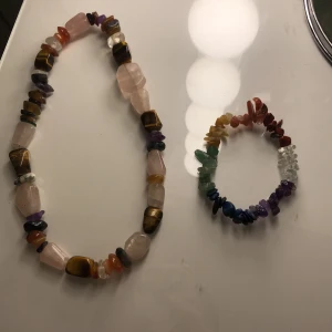 Halsband och armband  - Ett halsband och ett armband i blandade kristaller.❤️