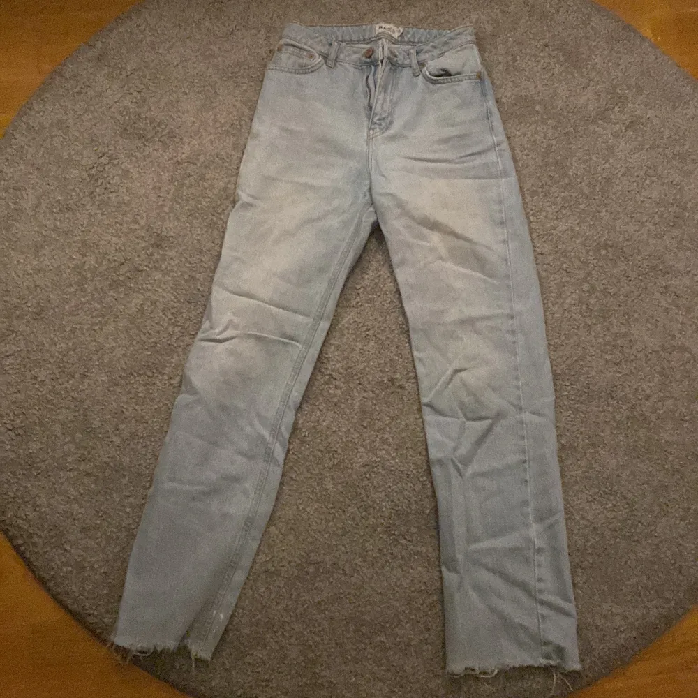 Säljer mina super snygga na-kd jeans då dem tyvärr är för små för mig 💓. Jeans & Byxor.