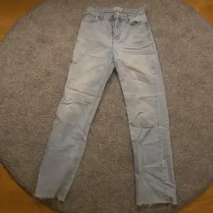 Säljer mina super snygga na-kd jeans då dem tyvärr är för små för mig 💓
