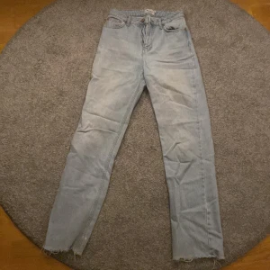 Na-kd jeans  - Säljer mina super snygga na-kd jeans då dem tyvärr är för små för mig 💓