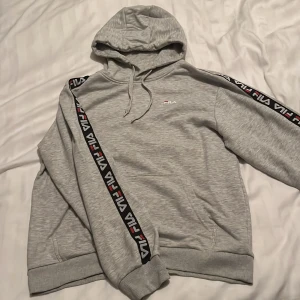 Fila mjukis set, Hoodie/byxa - Skick 8/10 använd ett fåtal gånger. 