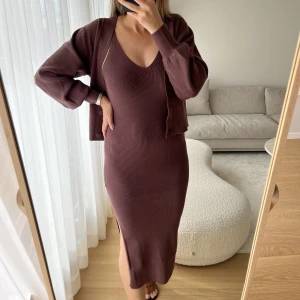 Stickad set. Kofta + klänning  - rosa knitted dress (storlek S) 399 SEK rosa knitted cardigan (storlek M) 349 SEK Säljer båda för 300.