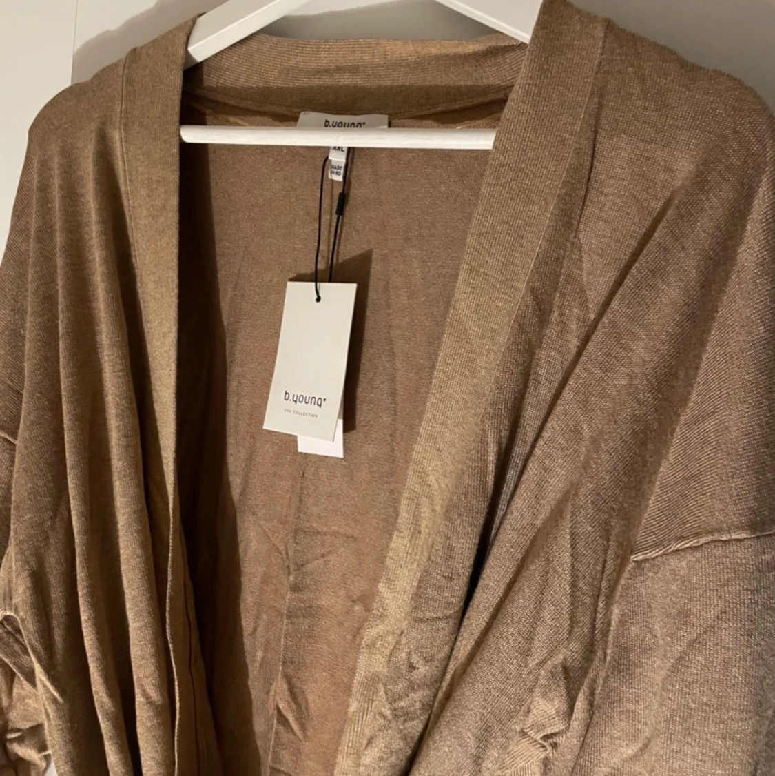 Oanvänd kofta från B.young prislapp kvar