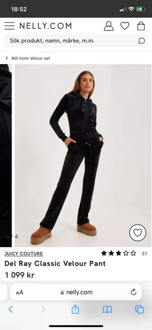 Juciy couture set - Säljer mitt juciy sett i färgen svart Metall grejerna på tröjans snören har trillat av därför säljer jag det billigt, om man vill köpa något för sig så funkar det oxå! Tröjan Köpt på Jackie 2021 och byxorna på johnells 2022 storlek s i byxor xs i tröjan