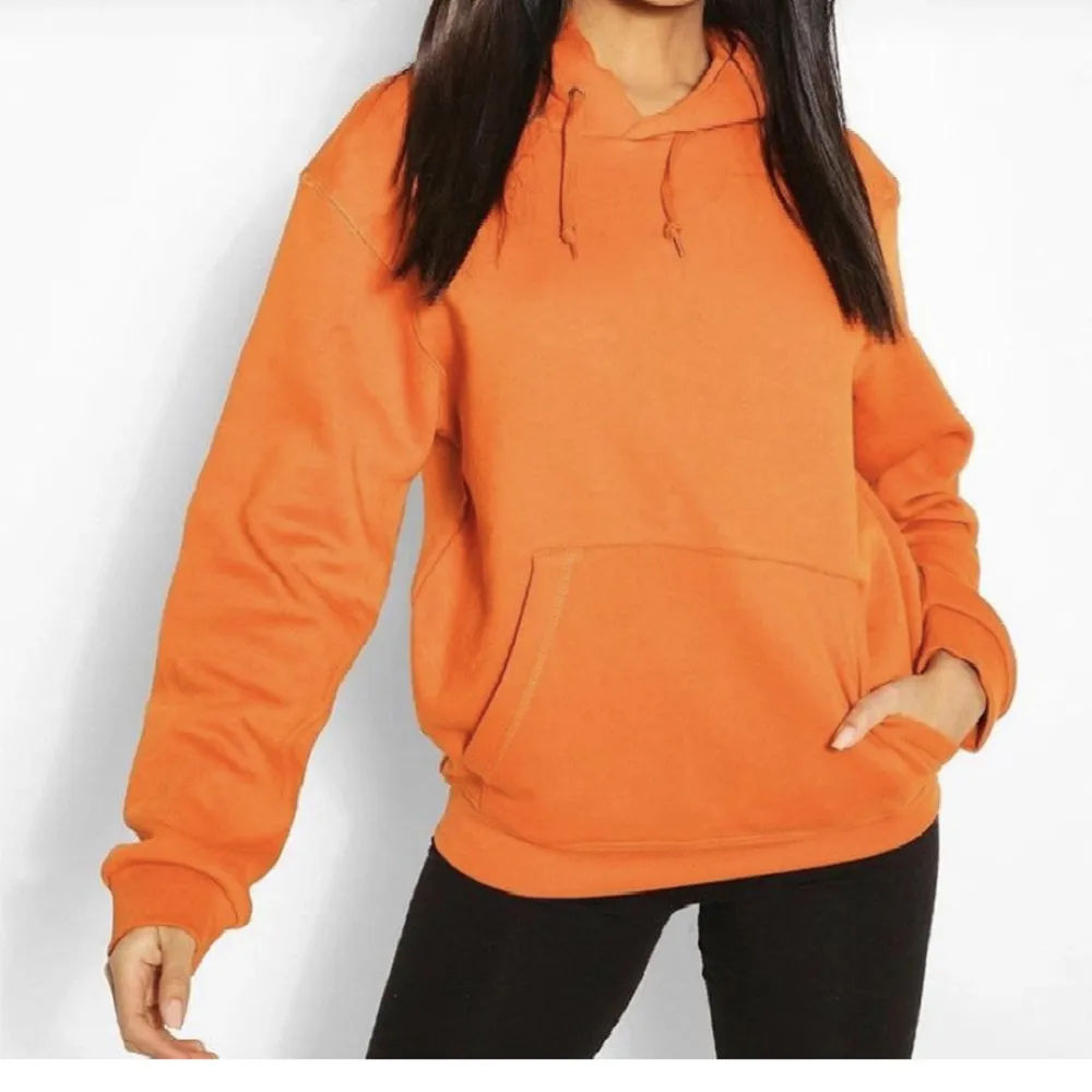 Hej! Jag säljer en orange hoodie för 70  kronor i storlek S. Den är jätte bekväm och den är använd ett fåtal gånger. Hoodies.