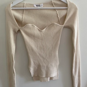 Beige topp - Jättefin och trendig topp från missguided. I storlek 36 men passar nog en 34 oxå 😉. 120kr + frakt. Tveka inte att höra av dig privat för frågor eller flera bilder ❤️