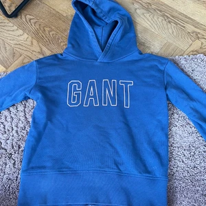 Jätte fin Gant tröja  - Gant tröja, super fin blå färg. Nästan aldrig använd. Sälj pga att den är för liten