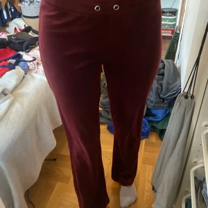 Vinröda velour byxor  - Säljer mina vinröda velour byxor i storlek M har jag för mig. De är väl använda men inget fel på skicket förutom att snöret saknas🥰