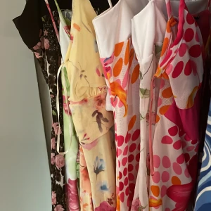 Strandklänning - Det är en strand cover-up!!! En klänning som är helt underbar har i flera olika färger, säg till om du vill se de andra färgerna också💗 säljer för att jag har två stycken likadana💓 skönt material och fina färger (köparen står för frakt)!!!