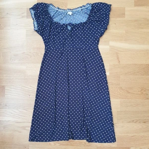 Prickig klänning Happy Holly stl 32/34 - Söt mörkblå klänning med vita prickar, kan användas off shoulder, från Happy Holly stl 32/34 men är mer som 36. Stretchigt tyg som inte blir skrynkligt, perfekt på semestern.
