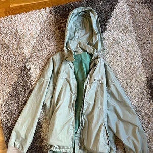 mintgrön vindjacka - Jättemjuk och gosig. man kan stoppa in luvan i kragen! perfekt vår och höst jacka