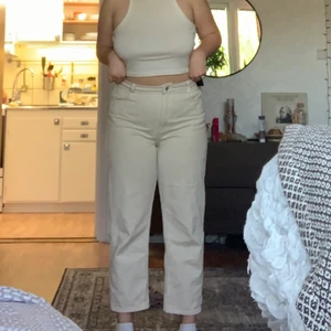 Somriga jeans - Ett par jättefina créme färgade jeans💗 Den är lite missfärgad på ena bakfickan, men annars så är dom i väldigt bra skick💗 strl 34/30 eller L