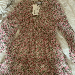 Zara klänning - Säljer denna superfina klänning från Zara, aldrig använd bara testad, har lappen kvar och allt. Den var tyvärr något liten för mig. Köpare står för frakt