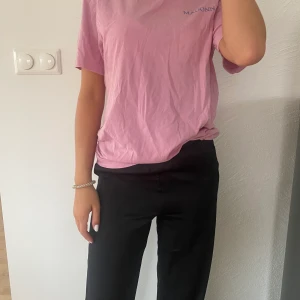 Madonna t-shirt, H&M - T-shirt från H&M, Madonna bild/tryck på ryggen, Madonna text fram. Super fin! Ljusrosa. Lappen med storlek är avklippta men tror det är storlek S! 💓💓