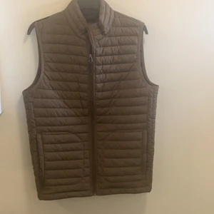 Väst från Jack and jones - Är ca: 1 år gammal sparsamt använd. Storlek small men den är stor i storlek så passar mig perfekt som är medium.