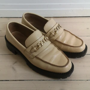 &otherstories chunky loafers  - Sindssyg lækker sko i den fineste farve og flot guldspænde. Chunky, lav hæl. Vi kan sagtens diskutere fragtprisen, men den er sat til 100kr, da skoen er rimelig tung. 