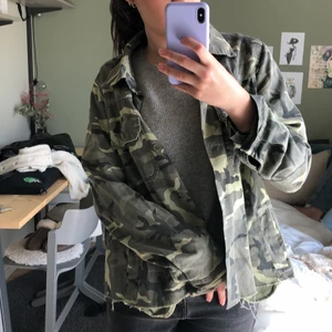 Trendig jacka  - Säljer denna svin snygga eftertraktade jacka från zara som använts ett fåtal gånger men är så gott som i nyskick 💗 😇 Jättefin nu till sommaren💗