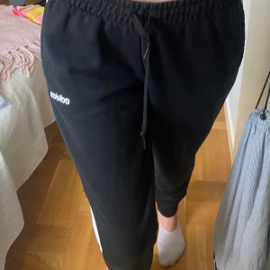 Adidas byxor  - Säljer mina adidas mjukisbyxor. Väl använda men i bra skick. Vet ej storleken men passar allt ifrån Xs-M