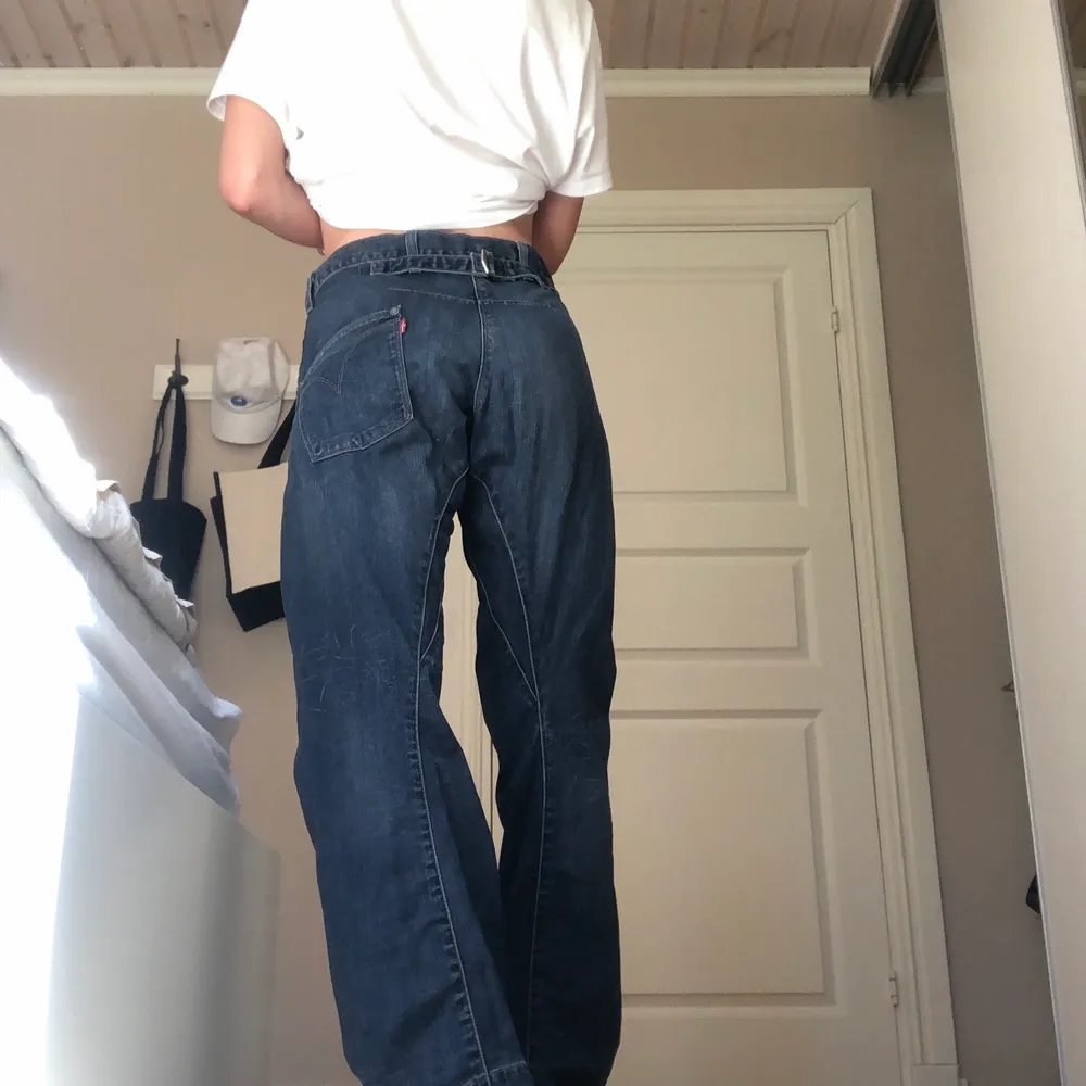 Asballa Levi’s jeans som jag köpt vintage men de kommer tyvärr inte till användning. Sitter jättebra i midja och bra långa (jag är 173 cm). Frakt tillkommer . Jeans & Byxor.