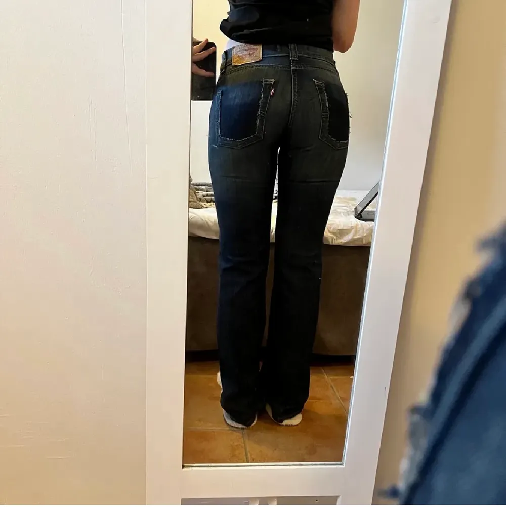 Väldigt snygga Levi’s jeans med bortklippta fickor som en cool detalj! Frakt ingår ej och jag tar endast swish🤩 (jag är 170cm). Jeans & Byxor.