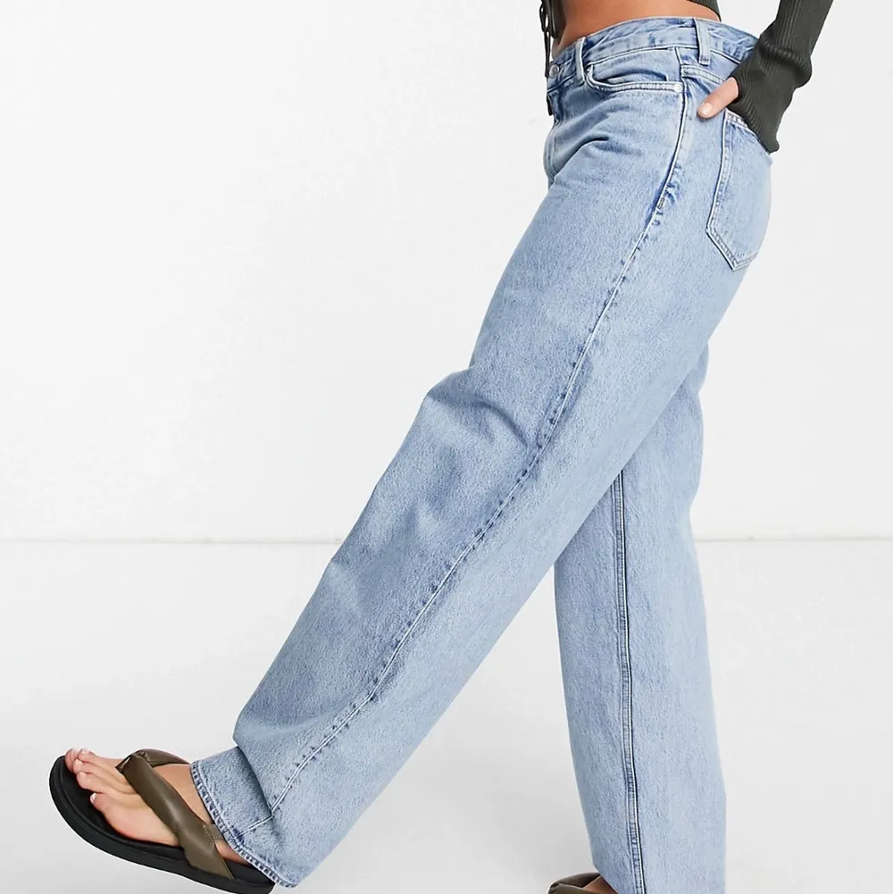 Ett par lågmidjade jeans ifrån weekday. Helt nya med lapp kvar! . Jeans & Byxor.