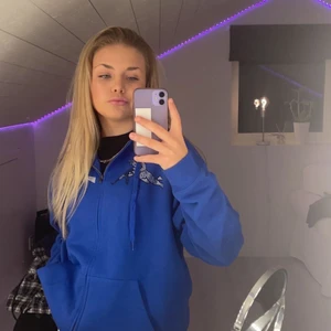 One of one - Tröjan sitter perfekt, inga fläckar osv. 1000kr ordinarie pris men eftersom att denna är sällsynt och bara säljs ett visst antal av så lägger jag ut den för 200kr mer