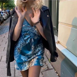 Blå zara klänning - Bra skick! Använd två gånger förra sommaren💓 första två bilderna är lånade!