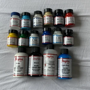 Läderfärg - Läderfärg, preparer och finisher till att måla skor så som sneakers och läderskor. Målat ett par skor så nästan allt är helt fullt. 400kr för allt.