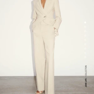 Zara - Vid byxa - Säljer vid byxa från Zara med referensnummret 2020/521 i beige färg i storlek XS. Aldrig använda med prislapp kvar. Kostat 399 kr i butik. 