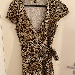 Leopard klänning från hm. Använd fåtal gånger. Köparen står för frakten. 