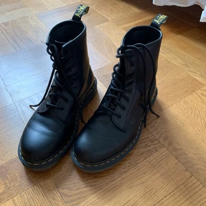 Dr Martens Modern Classics Smooth  - Dra Martens i veganskt läder. Använda men i bra skick. Något mindre slitage men annars hela och rena. Nypris 2000 kr. 