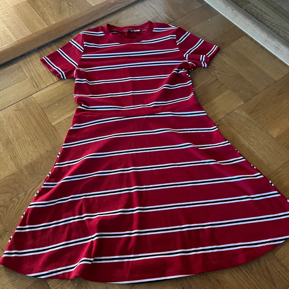 Röd/svart/vit ribbad klänning från H&M. Klänningar.