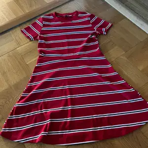 Röd/svart/vit ribbad klänning från H&M