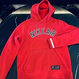Röd Nike Air hoodie - Säljer denna röda Nike air hoodien pågrund att den inte passar mig längre.Väldigt fin skick 9.5/10 inga fel.Har mycket mycket mer att ge 