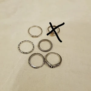 Ringar - 5st fina ringar, bra skick och knappt använda. Köpta second hand för 10-20 kr styck. Kan säljas separat för 10 kr eller tillsammans för 40 kr! (: