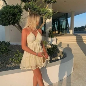 Sommar klänning - !LÅNADE BILDER! Säljer denna superfina klänningen som jag precis fick hem men som jag råkat ta fel storlek på! Älskar verkligen denna då den är super fin och väldigt bra kvalitet för att vara från SHEIN! Hör av er vid frågor eller funderingar❤️