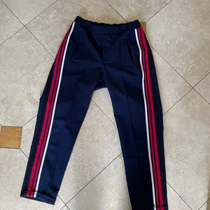 Kostymbyxor zara - Säljer dessa snygga kostymbyxor från zara då dom tyvärr är för korta på mig som är 174 cm. Det är 4 linjer på båda sidorna (ett svart, två röda och ett vitt). Mycket bra skick och bekvämt material med fina detaljer Inga slitningar eller defekter.  