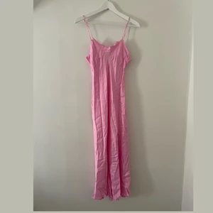 Zara klänning - Midi klänning från Zara i silke. Justerbara axelband. Slits vid ena benet. Storlek M men passar även mig som är S. Använd en gång. Skriv för att få bilder med klänningen på, för bättre bild av passform osv. Nypris 350kr, säljer för 200kr + frakt (frakten kan variera utöver skrivet pris).