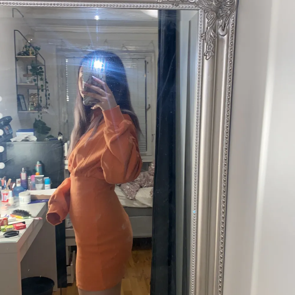 En superfin orange festklänning ä. Den är så gott som ny och i storlek M men skulle säga att den passar S också, jag står för frakten! . Klänningar.
