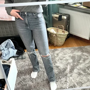Gråa Zara jeans - Säljer för de kommer tyvärr aldrig till användning. Nästan helt oanvända och har en skitsnygg slits nere.
