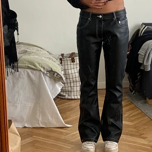 Skinnbyxor - Skitsnygga Skinnbyxor med vita sömmar. Älskar dem så mycket men tyvärr blir de knappt använda då de är lite förstora. Köpta för 450 kr… strl 38 (jag är 170)