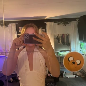 Vit topp  - Vit jätte fin sommar topp ifrån Ginatricot i storlek 36. Använt 1 gång då den inte riktigt passar mig. Så är så gott som ny💗