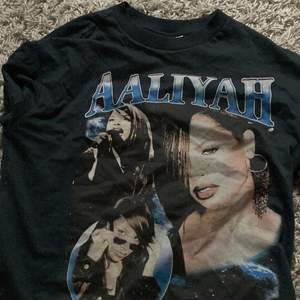 svart t-shirt med finaste aaliyah på framsidan 🫶