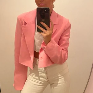 Rosa kavaj  - Rosa kavaj i fint skick. Endast använd fåtal gånger 💓