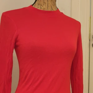 En röd tunn sommar tröja  - En fin tröja i färgen rosen röd🌹 Den är tunn och skön nu till sommaren och sitter inte allt för tajt! Säljer den då jag inte passar i färgen röd❤ hör av er om ni är intresserade eller har frågor😁